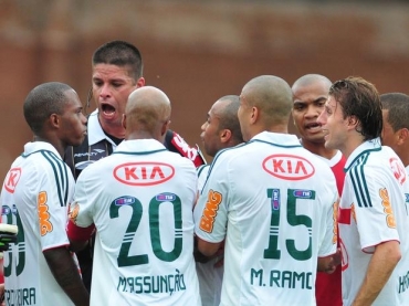 Zagueiro se irritou com falta de clareza do �rbitro ao tomar decis�o