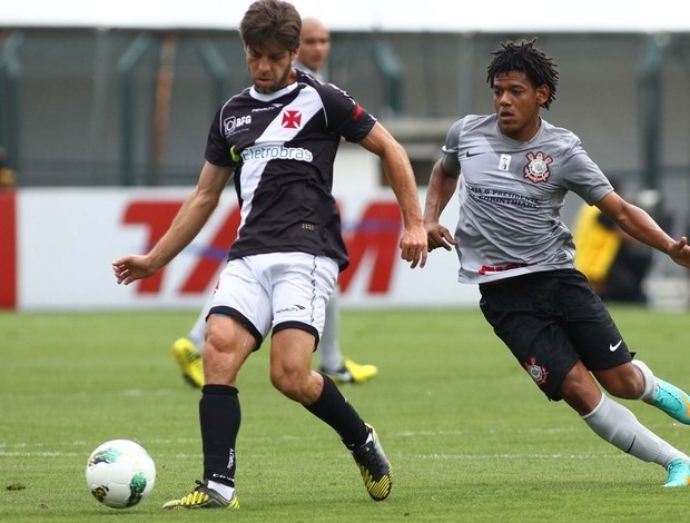Juninho passa a bola diante do corintiano Romarinho