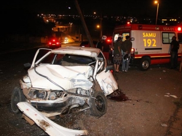 Veculo ficou completamente destrudo aps a coliso