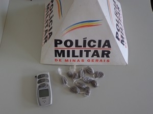 PM apreendeu drogas e celular com a mulher