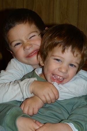 Faustino, que recebeu o transplante, abraa o irmo menor Benjamn, seu doador