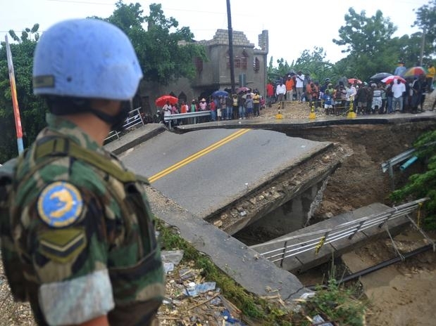 Ponte foi carregada pelas �guas depois da chegada do furac�o Sandy no Haiti