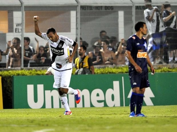 Al�vio em Campinas: Roger marcou ap�s 14 jogos e afastou a Ponte da zona do rebaixamento