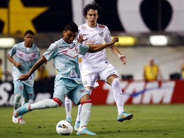 Kieza teve chance de animar o jogo, mas duelo na Vila teve poucas emo��es