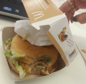 A leitora Ana Carolina diz ter recebido sanduche mofado de uma unidade do Mc Donald