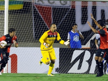 M�rcio marcou, de p�nalti, o terceiro gol do Atl�tico-GO, mas n�o foi o suficiente