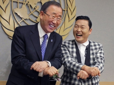 Ban Ki-moon e o cantor Psy dan�am na sede da ONU em Nova York 