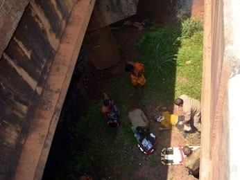 Motociclista caiu de uma altura de cinco metros e sofreu vrios ferimentos pelo corpo