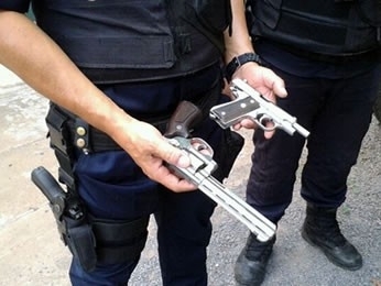 Duas armas foram apreendidas em poder dos assaltantes