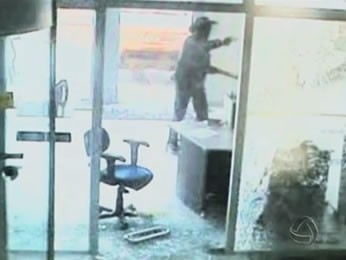 Ladres chegaram a agncia atirando contra as portas de vidro