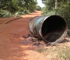 Tambor onde foi colocado o corpo de um dos rapazes assassinados neste final de semana na Grande Cuiab