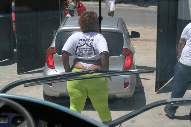 Mulher mostra o bumbum para o time de artistas