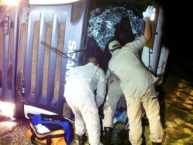 Carreta carregada com milho tombou na pista da MT-423 perto de Sinop