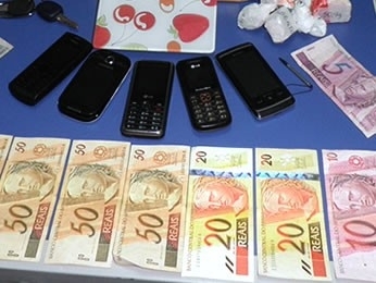 Droga, celular e dinheiro foram apreendidos em Campo Novo do Parecis