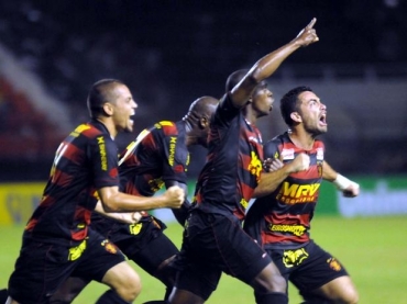 Aps escanteio de Cicinho, Tobi marcou o segundo do Sport na Ilha do Retiro
