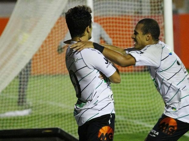 Alosio marcou dois gols na vitria do Figueirense, fora de casa
