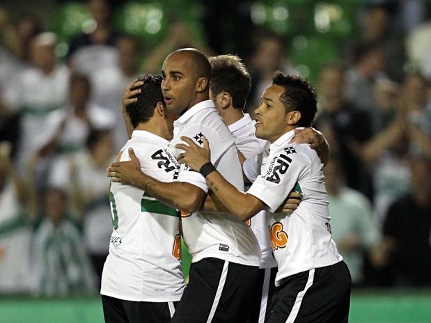 O meia Alex ser apresentado na quinta, no Couto Pereira, com portes abertos