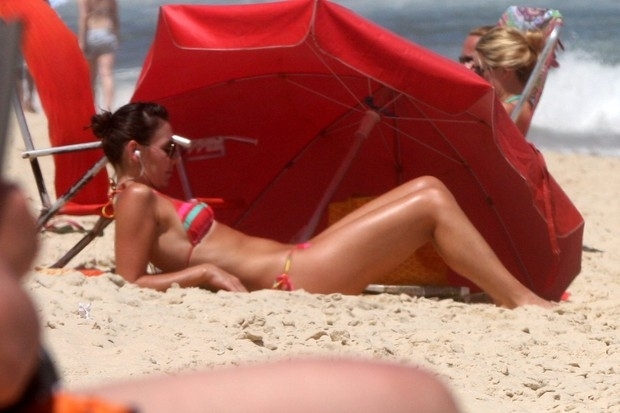A jornalista se bronzeou na praia de Ipanema, na Zona Sul do Rio