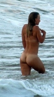 Mulher  flagrada tomando banho nua na orla do Flamengo, no Rio