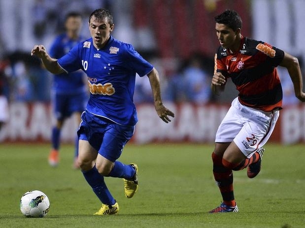 Montillo carrega bola, observado pelo flamenguista Frauches