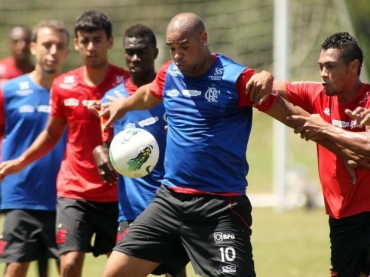 Adriano faltou novamente e corre o risco de ser demitido do Flamengo