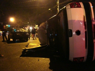 Carro tomba na Rua Dr. Coutinho e motorista fica preso s ferragens. 