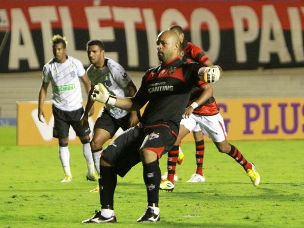 Goleiro acredita que somente o ttulo da Copa Sul-Americana pode salvar a temporada do clube goiano