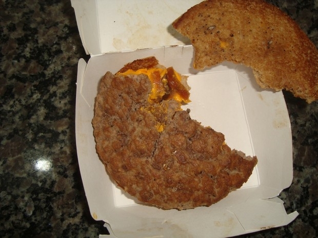 Pernas de aranha, barata e insetos mortos foram encontrados em sanduche