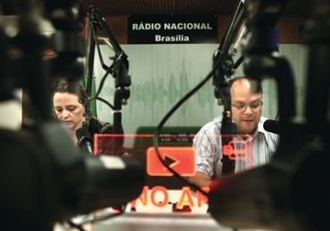 Locutores apresentam A voz do Brasil da Rádio Nacional, em Brasília. A audiência é pífia, mas o programa continua