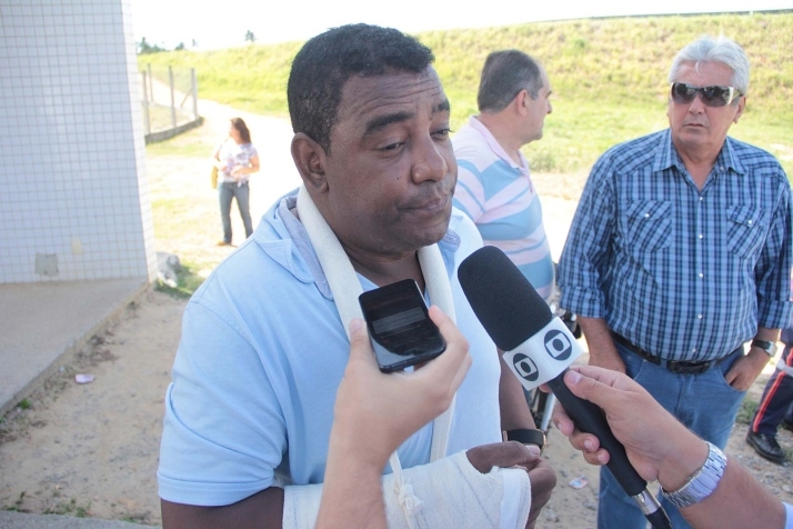 Luis Carlos, vocalista da banda Raa Negra, fala com a imprensa aps acidente