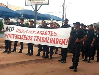 Protesto ocorreu pelas ruas da cidade nesta tera