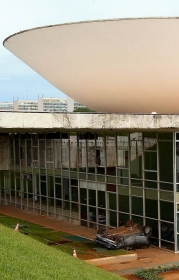 Detalhe mostra carro destrudo aps o capotamento do lado da Cmara, no Congresso Nacional 