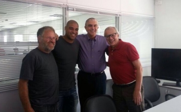 Adriano  recebido por empresrios do Atltico-PR depois de uma semana fora