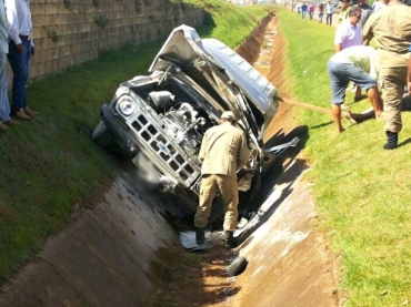 Caminhonete caiu em vala �s margens de rodovia