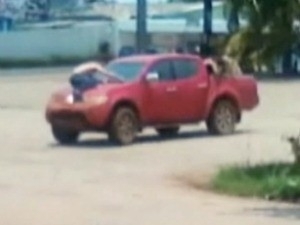 Assaltantes colocaram um dos refns no cap do carro durante a fuga