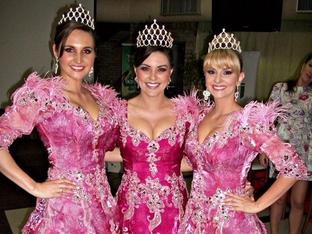 Joana (D) ao lado da rainha Thain Dvila (C) e da outra princesa Rosimere Voos (E)