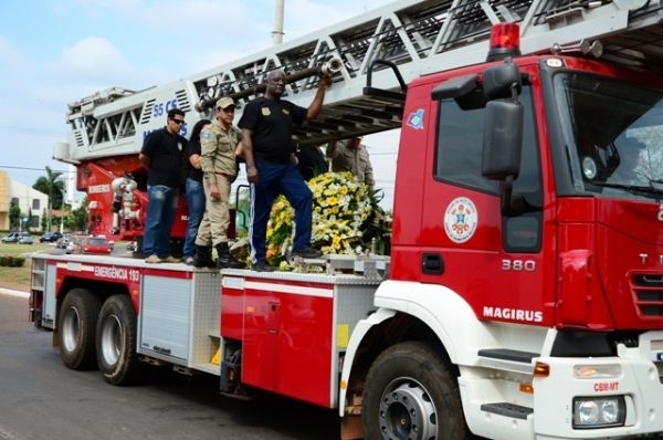 O caixo da vtima foi levado em cortejo pelo carro do Corpo de Bombeiros e viaturas da Polcia Civil