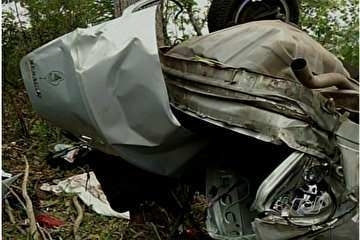 Aps ultrapassagem proibida, carro bate em rvore e mata duas crianas