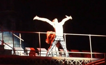 EM TENTATIVA DE DISFARAR, O DANARINO DEU UMA FORA. MAS NO ADIANTOU!