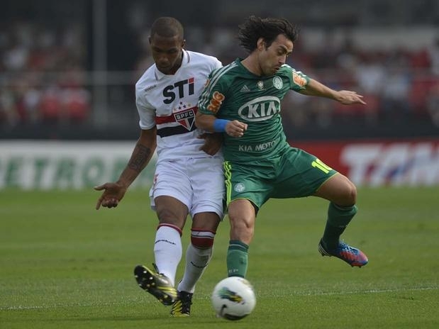 Durante a dividida entre Paulo Miranda e Valdivia, o jogador palmeirense teve que sair de campo contundido