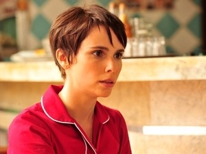 A atriz Dbora Falabella em cena como Nina, de Avenida Brasil