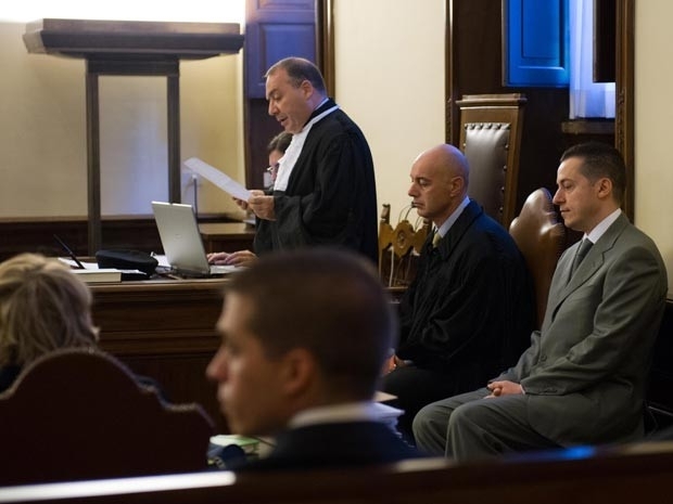 Paolo Gabriele, � direita, durante o primeiro dia do julgamento