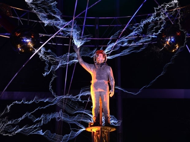 Mgico David Blaine comea maratona de 72 horas seguidas tomando choque em NY