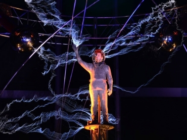 M�gico David Blaine come�a maratona de 72 horas seguidas tomando choque em NY