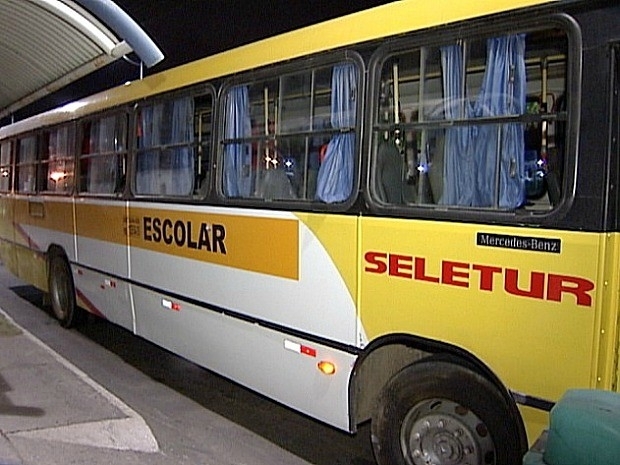 Estudante coloca cabea para fora de nibus, bate em poste e morre.