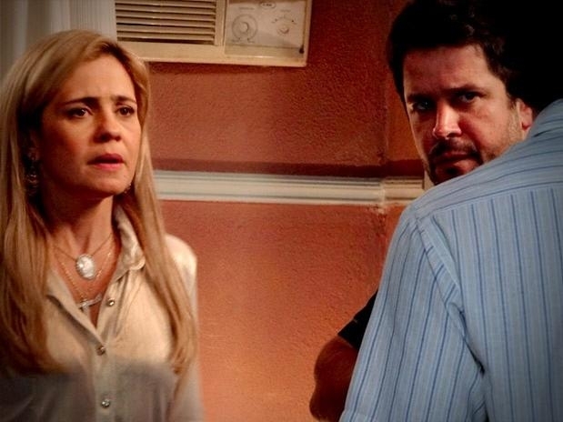 Tufo diz a Carminha que o casamento dos dois acabou