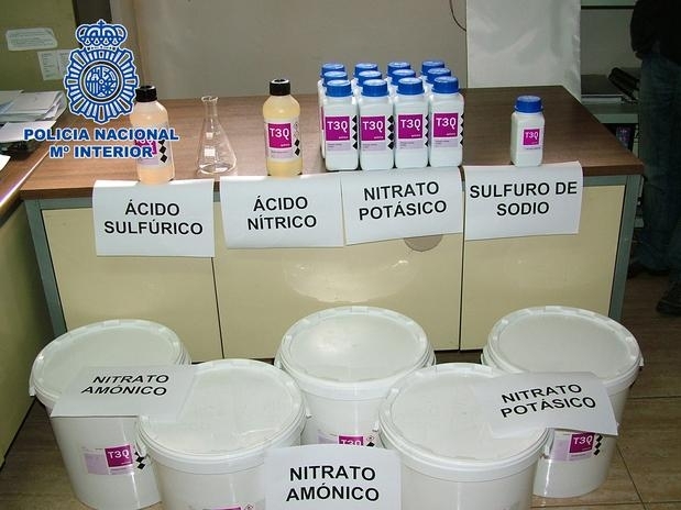 A polcia espanhola divulgou imagens do material encontrado com o jovem que planejava o ataque