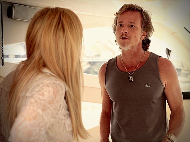 Max chantageia Carminha