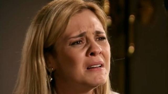 Carminha se desespera com o amante morto