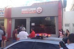 Ap�s ouvir os disparos, funcion�rios de lojas ao lado e curiosos foram at� o local saber o que ocorrera